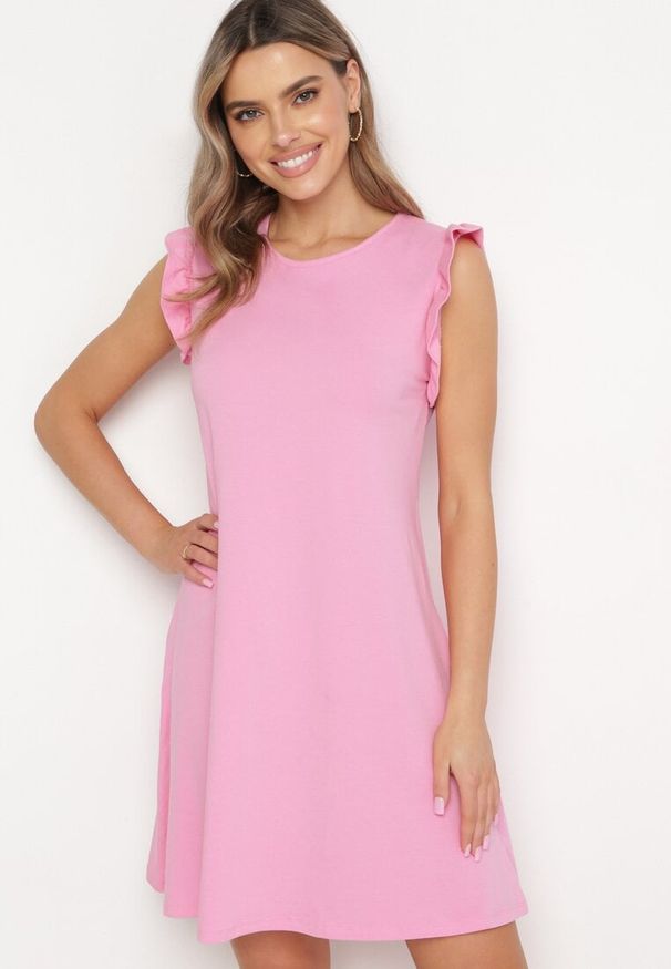Born2be - Jasnoróżowa Letnia Sukienka Bawełniana z Falbankami Wokół Ramion Sasare. Typ kołnierza: kołnierz z falbankami. Kolor: różowy. Materiał: bawełna. Długość rękawa: krótki rękaw. Wzór: aplikacja. Sezon: lato. Typ sukienki: trapezowe