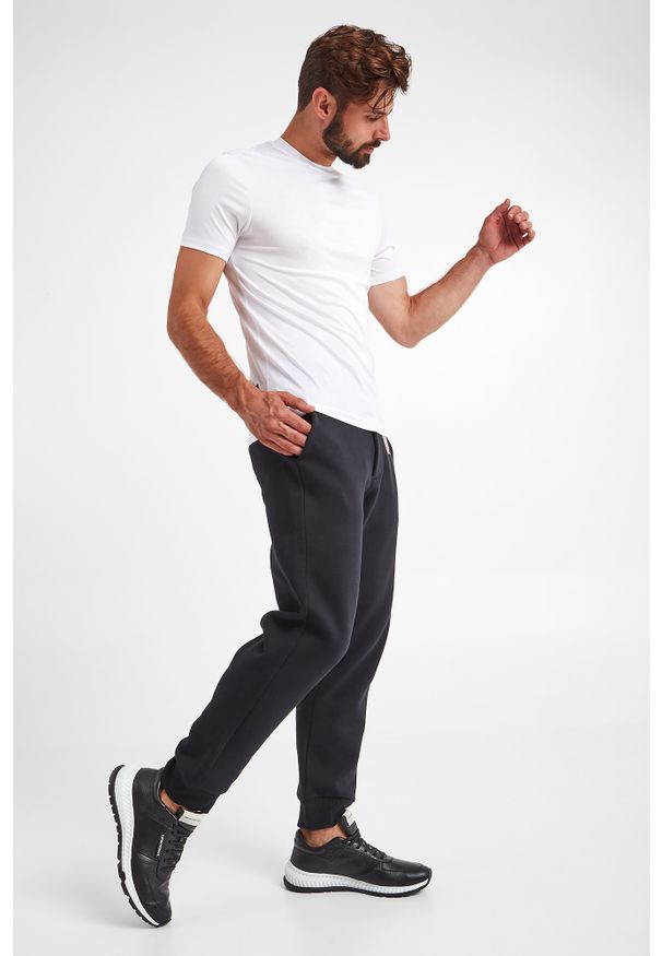 Emporio Armani - T-SHIRT EMPORIO ARMANI. Długość rękawa: krótki rękaw. Długość: krótkie. Wzór: aplikacja