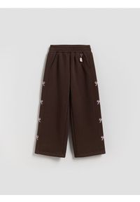 Reserved - Spodnie dresowe z brelokiem - ciemnobrązowy. Kolor: brązowy. Materiał: dresówka #1