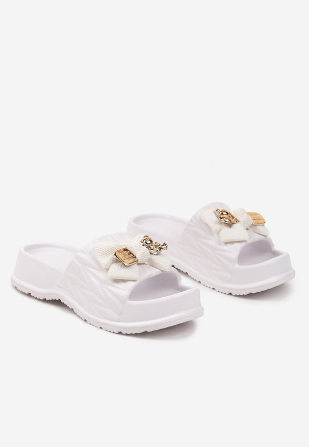 Born2be - Białe Klapki Piankowe z Ozdobnym Tłoczeniem i Aplikacją z Kokardą Nanandis. Okazja: na co dzień. Kolor: biały. Materiał: jeans. Wzór: aplikacja. Obcas: na płaskiej podeszwie. Styl: elegancki, casual