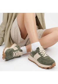 Sneakersy damskie Filippo, wykonane ze skóry naturalnej i skóry zamszowej masywna podeszwa z bieżnikiem sportowy design, khaki, DP7112/26 KH. Okazja: na co dzień. Kolor: zielony. Materiał: skóra, zamsz. Szerokość cholewki: normalna. Sport: turystyka piesza #4