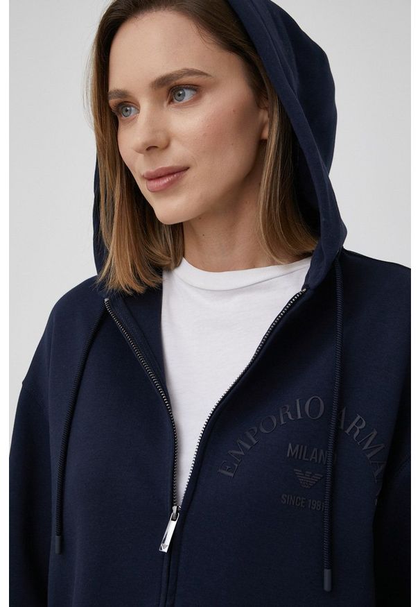 Emporio Armani bluza damska kolor granatowy z kapturem z aplikacją. Typ kołnierza: kaptur. Kolor: niebieski. Wzór: aplikacja