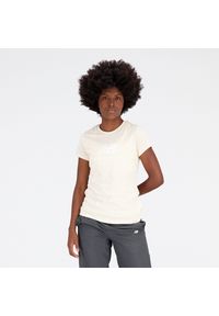 Koszulka damska New Balance WT31546TCM – beżowa. Kolor: beżowy. Materiał: materiał, bawełna, poliester. Długość rękawa: krótki rękaw. Długość: krótkie. Wzór: nadruk, napisy #1