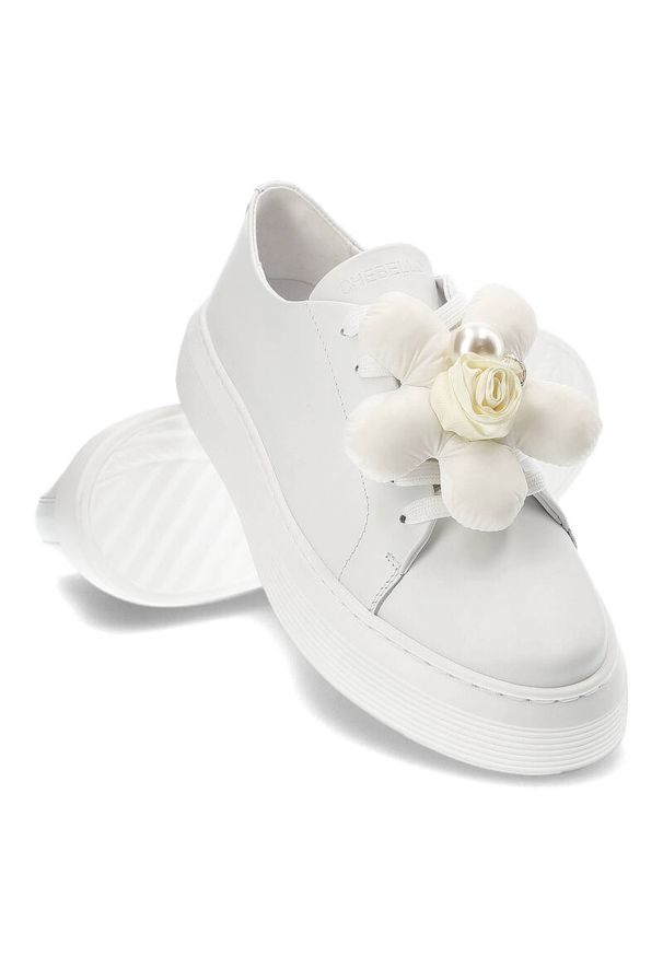 CheBello - Białe Eleganckie Sneakersy Chebello Z Ozdobnym Kwiatem. Zapięcie: bez zapięcia. Kolor: biały. Materiał: skóra. Wzór: kwiaty