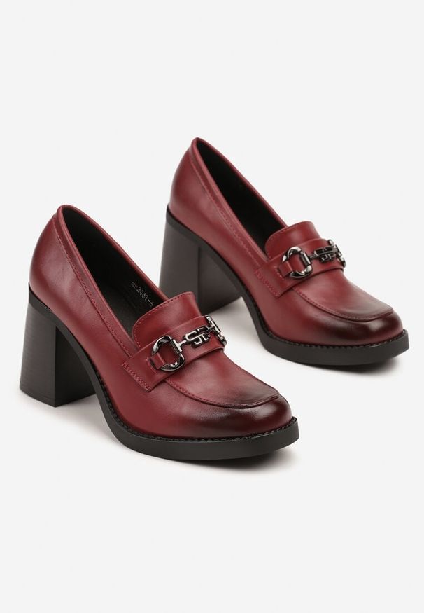 Born2be - Czerwone Półbuty Mokasyny na Słupku ze Skórzaną Wkładką Ozdobione Klamrą Arivani. Okazja: na co dzień, na spotkanie biznesowe, do pracy. Zapięcie: klamry. Kolor: czerwony. Materiał: skóra. Wzór: aplikacja. Obcas: na słupku. Styl: casual, biznesowy, elegancki