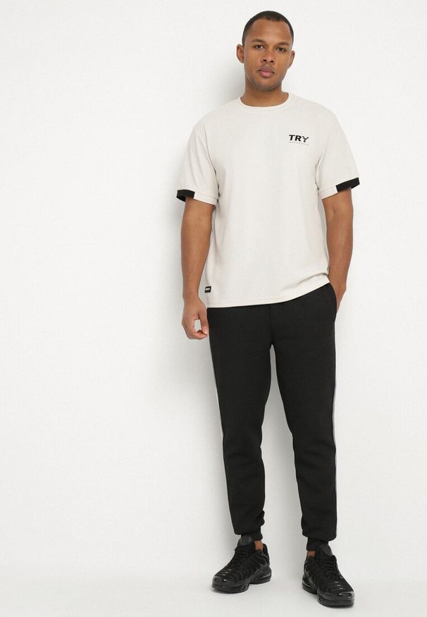 Born2be - Czarne Spodnie Dresowe Typu Jogger z Lampasami Wileldi. Okazja: na co dzień. Kolor: czarny. Materiał: dresówka. Styl: klasyczny, casual, elegancki