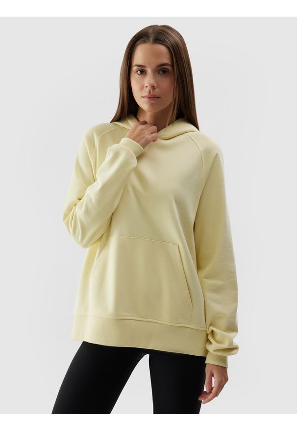4f - 4F Bluza dresowa nierozpinana z kapturem damska - żółta S. Okazja: na co dzień. Typ kołnierza: kaptur. Kolor: żółty. Materiał: dresówka. Długość rękawa: raglanowy rękaw. Wzór: gładki, ze splotem. Styl: casual, sportowy