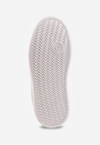 Renee - Białe Sneakersy VICES na Platformie Ozdobione Perforacją i Napisem Ceznella. Okazja: na co dzień. Kolor: biały. Materiał: jeans, dresówka. Wzór: aplikacja, napisy. Obcas: na platformie #2