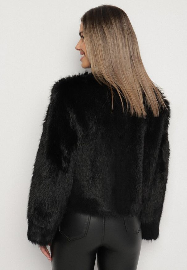 Born2be - Czarna Futerkowa Kurtka o Prostym Kroju z Kieszeniami Awilise. Okazja: na studniówkę. Kolor: czarny. Materiał: skóra. Długość: krótkie. Styl: wizytowy, klasyczny