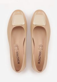 Born2be - Beżowe Czółenka na Niskim Obcasie z Elegancką Aplikacją i Skórzaną Wkładką Cezaline. Okazja: na co dzień, na spotkanie biznesowe, do pracy. Kolor: beżowy. Materiał: skóra. Wzór: aplikacja. Obcas: na obcasie. Styl: elegancki. Wysokość obcasa: niski #4