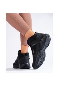 Buty trekkingowe damskie z wysoką cholewką DK czarne. Wysokość cholewki: przed kolano. Kolor: czarny. Materiał: materiał. Szerokość cholewki: normalna #3