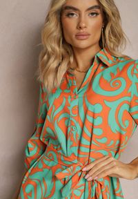 Renee - Zielono-Pomarańczowa Sukienka Koszulowa Maxi z Materiałowym Paskiem w Abstrakcyjny Print Lirans. Kolor: zielony. Materiał: materiał. Wzór: nadruk. Typ sukienki: koszulowe. Długość: maxi #2