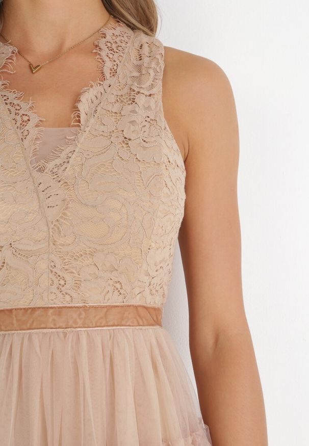 Born2be - Beżowa Sukienka Maxi z Tiulowym Dołem i Koronkową Górą Deliva. Okazja: na co dzień. Kolor: beżowy. Materiał: tiul, koronka. Wzór: aplikacja. Styl: casual, klasyczny. Długość: maxi