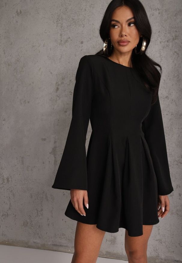 Renee - Czarna Rozkloszowana Sukienka VICES z Rozszerzanymi Rękawami Natileza. Okazja: na randkę, na imprezę. Kolor: czarny