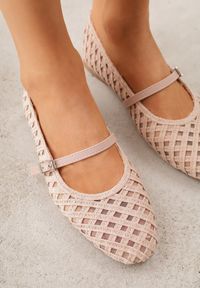Renee - Różowe Balerinki z Ażurowym Wzorem i Paskiem Astethera. Okazja: na co dzień. Zapięcie: pasek. Kolor: różowy. Materiał: jeans. Wzór: ażurowy. Styl: casual, elegancki #6