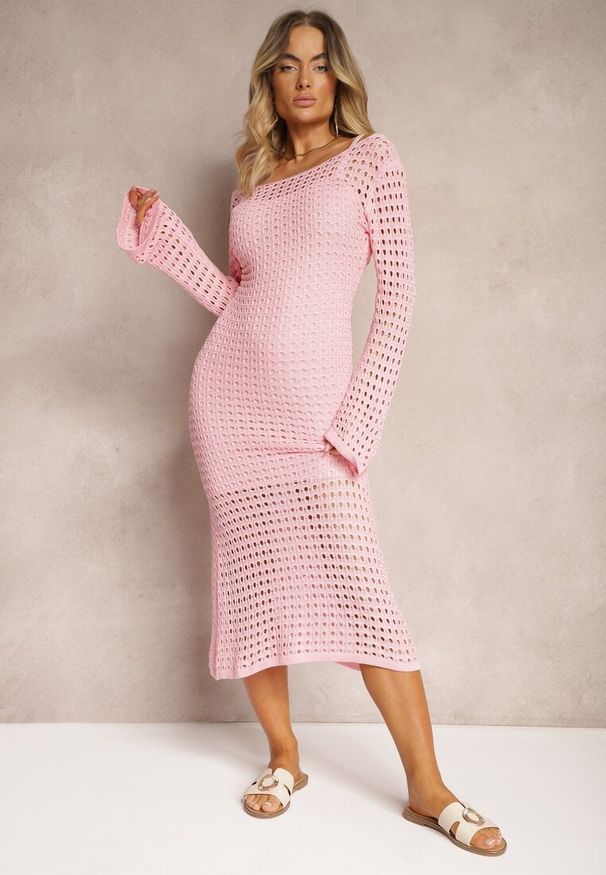 Renee - Różowa Sukienka Dzianinowa Midi w stylu Boho z Głębokim Dekoltem na Plecach Moralie. Okazja: na co dzień. Typ kołnierza: dekolt na plecach. Kolor: różowy. Materiał: dzianina. Długość rękawa: długi rękaw. Typ sukienki: proste. Styl: boho. Długość: midi