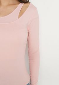 Born2be - Różowa Bluzka z Asymetrycznym Dekoltem Tatelia. Okazja: na co dzień. Kolor: różowy. Materiał: jeans. Styl: elegancki, casual #7