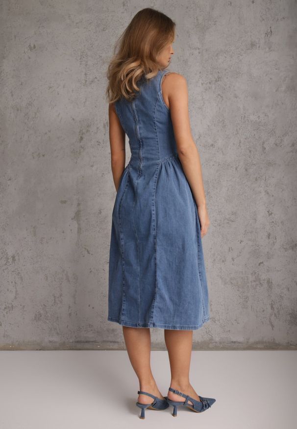 Renee - Granatowa Sukienka Bawełniana z Jeansu o Kroju Bombki z Marszczeniami Chalallis. Okazja: na co dzień. Kolor: niebieski. Materiał: jeans, bawełna. Typ sukienki: bombki. Styl: casual