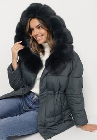 Born2be - Ciemnozielona Kurtka z Pikowanymi Przeszyciami i Kapturem z Futerkiem Galiadia. Okazja: na spacer, na co dzień. Kolor: zielony. Materiał: futro. Styl: casual, klasyczny, sportowy