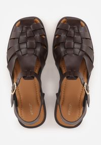 Born2be - Ciemnobrązowe Sandały VICES z Przeplatanymi Paskami i Kwadratowym Noskiem Assadah. Okazja: na co dzień. Zapięcie: pasek. Kolor: brązowy. Materiał: jeans, koronka. Styl: casual, klasyczny, elegancki #8