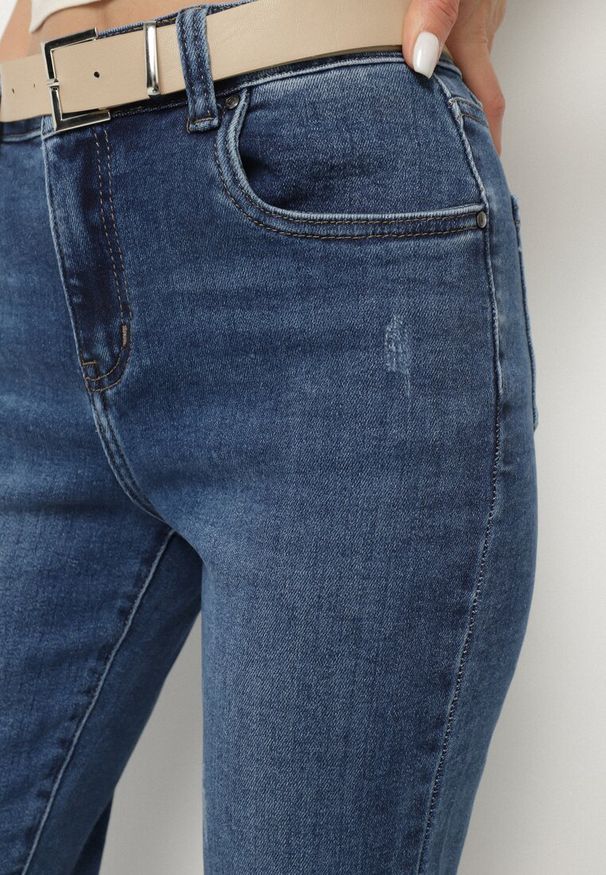 Born2be - Granatowe Jeansy o Kroju Mom Fit z Wysokim Stanem Mevarelle. Okazja: na co dzień. Stan: podwyższony. Kolor: niebieski. Styl: klasyczny, elegancki, casual