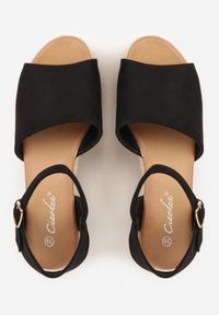 Renee - Czarne Sandały na Wysokim Koturnie z Plecionego Materiału i z Zapięciem przy Kostce Egerra. Zapięcie: sprzączka. Kolor: czarny. Materiał: materiał. Sezon: lato. Obcas: na koturnie #5