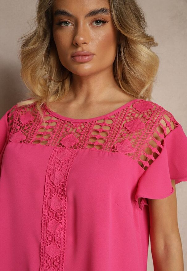 Renee - Fuksjowa Bluzka z Falbankami Wokół Ramion i Ażurową Koronką Przy Dekolcie Dastisa. Okazja: na co dzień. Typ kołnierza: kołnierz z falbankami. Kolor: różowy. Materiał: koronka. Wzór: ażurowy, koronka. Styl: casual