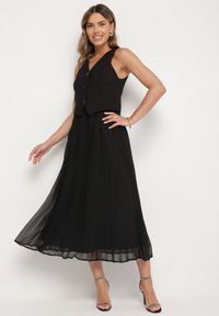 Born2be - Czarna Plisowana Sukienka z Wiskozy z Wszytą Kamizelką Silanda. Typ kołnierza: dekolt w serek. Kolor: czarny. Materiał: wiskoza. Sezon: wiosna. Styl: klasyczny, elegancki