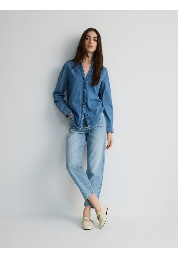 Reserved - Jeansy mom fit - niebieski. Stan: podwyższony. Kolor: niebieski. Materiał: jeans
