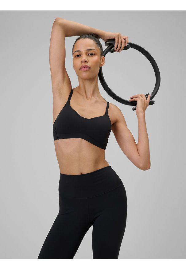 4f - 4F Biustonosz do jogi z niskim wsparciem damski - czarny S. Kolor: czarny. Materiał: materiał. Sport: joga i pilates
