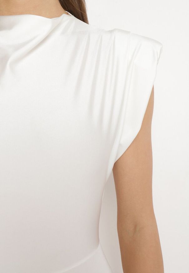 Born2be - Biały Kombinezon z Rozszerzanymi Nogawkami i Poduszkami w Ramionach Atearai. Okazja: na co dzień. Kolor: biały. Długość rękawa: krótki rękaw. Długość: krótkie. Styl: elegancki, casual