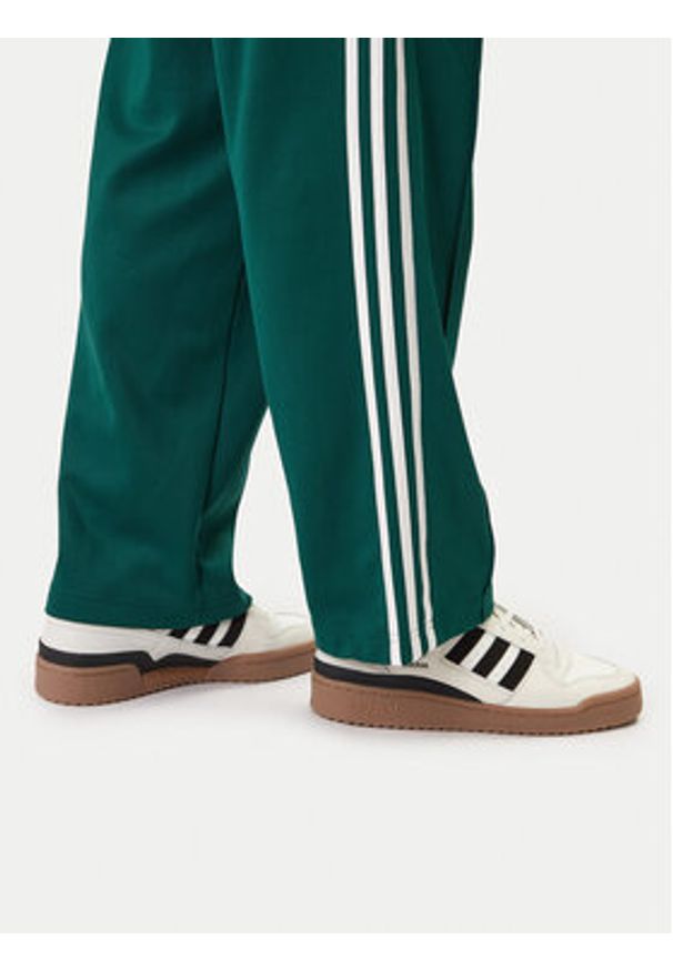 Adidas - adidas Spodnie dresowe adicolor KE3497 Zielony Loose Fit. Kolor: zielony. Materiał: bawełna