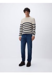 Reserved - Jeansy slim z efektem sprania - granatowy. Kolor: niebieski