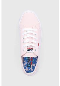 Tommy Jeans Tenisówki damskie kolor różowy. Nosek buta: okrągły. Zapięcie: sznurówki. Kolor: różowy. Materiał: guma. Obcas: na platformie #5