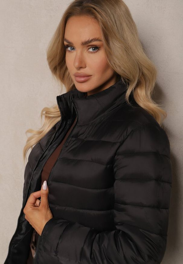 Renee - Czarna Kurtka Podwójna Pikowana i Wiatrówka z Odpinanym Kapturem oraz Ściągaczami Ravalorine. Okazja: na co dzień. Kolor: czarny. Materiał: jeans. Styl: klasyczny, elegancki, casual
