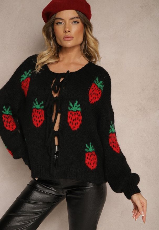 Renee - Czarny Wiązany Kardigan z Wełną i Wiskozą z Ozdobnym Wzorem z Truskawkami Cesirae. Okazja: do pracy, na co dzień. Kolor: czarny. Materiał: wiskoza, wełna. Długość rękawa: długi rękaw. Długość: długie. Styl: casual, elegancki