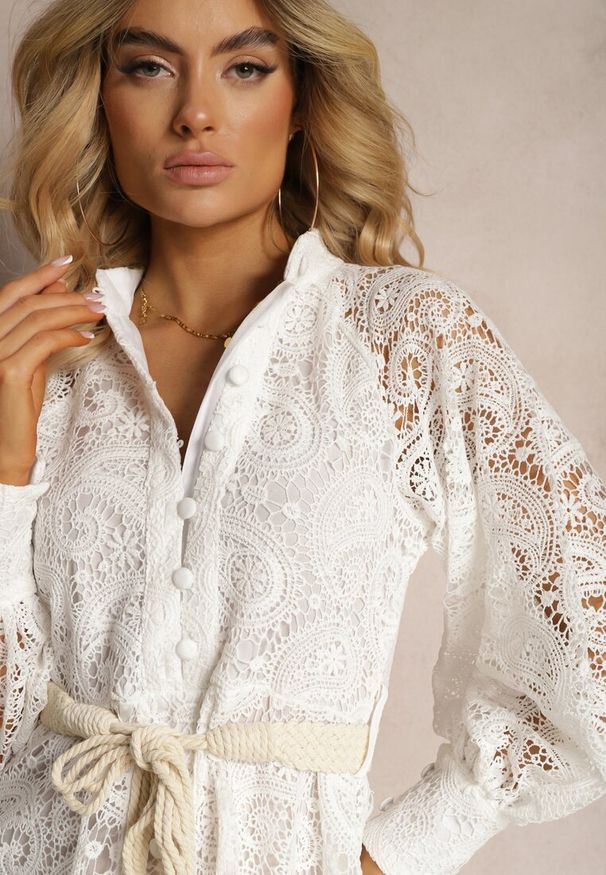 Renee - Biała Sukienka Melliopis. Kolor: biały. Materiał: tkanina, koronka. Wzór: paisley. Styl: elegancki. Długość: mini