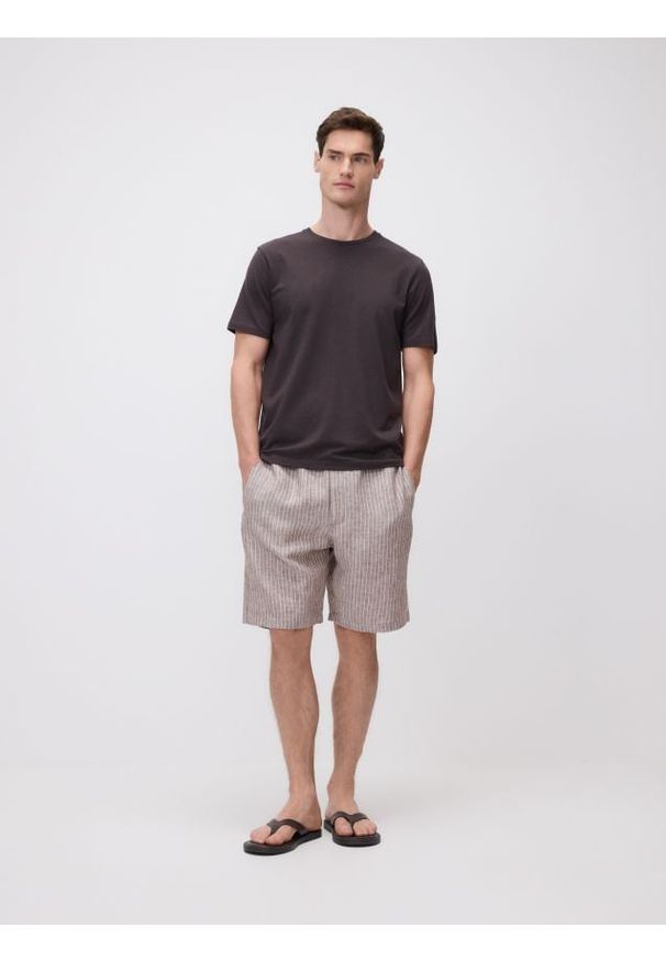 Reserved - T-shirt regular z włóknem bambusowym - ciemnobrązowy. Kolor: brązowy. Materiał: włókno