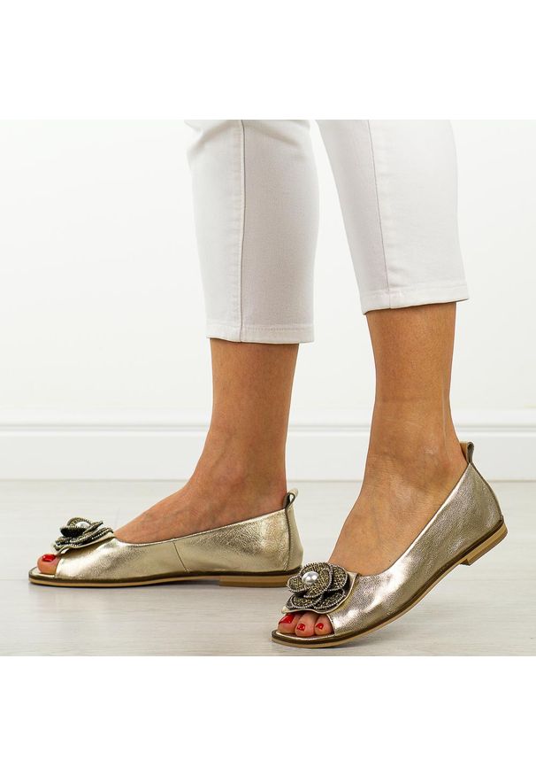 DEONI - Złote skórzane Polskie sandały damskie z zakrytą piętą Deoni D049. Okazja: na spacer, na co dzień, na imprezę. Kolor: złoty. Materiał: skóra. Wzór: aplikacja, kwiaty. Sezon: wiosna, lato. Styl: casual, elegancki