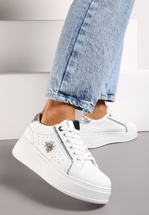 Renee - Białe Sneakersy na Platformie z Metaliczną Ozdobą w Kształcie Owada i Brokatem Lientia. Kolor: biały. Wzór: aplikacja. Sezon: lato. Obcas: na platformie