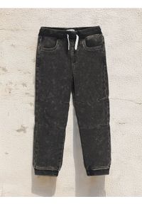 Sinsay - Jeansy jogger - czarny. Kolor: czarny. Długość: długie #1