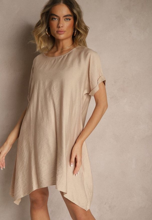 Renee - Beżowa Sukienka o Pudełkowym Kroju z Dłuższymi Bokami Redenise. Okazja: na co dzień. Kolor: beżowy. Materiał: jeans. Długość rękawa: krótki rękaw. Typ sukienki: oversize. Styl: casual