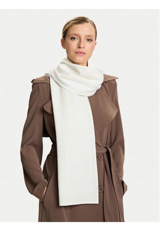 Calvin Klein Szalik Emblem Aop Jcq Fine Rib Scarf LV04D8051G Biały. Kolor: biały. Materiał: wiskoza