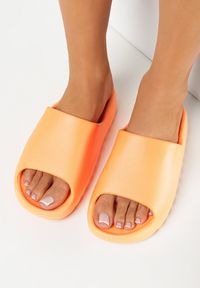 Born2be - Pomarańczowe Piankowe Klapki na Podeszwie z Wycięciami Ferietta. Okazja: na co dzień. Kolor: pomarańczowy. Sezon: lato. Styl: casual #4