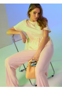 Sinsay - Prążkowane spodnie wide leg - różowy. Kolor: różowy. Materiał: prążkowany