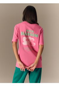 4f - 4F T-shirt loose z nadrukiem damski - różowy S. Okazja: na co dzień. Kolor: różowy. Materiał: materiał. Wzór: nadruk. Styl: elegancki, casual #2