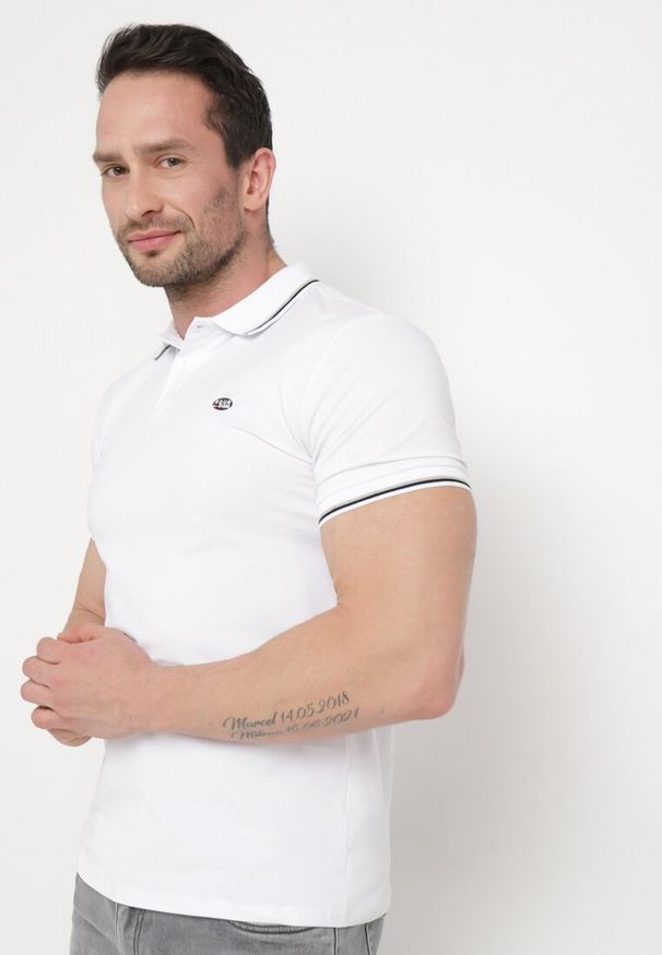 Born2be - Biała Bawełniana Koszulka Polo z Krótkim Rękawem i Kołnierzykiem Ozdobiona Paskami Vinneli. Okazja: na spotkanie biznesowe. Typ kołnierza: polo. Kolor: biały. Materiał: bawełna. Długość rękawa: krótki rękaw. Długość: krótkie. Wzór: aplikacja. Styl: klasyczny, elegancki, sportowy, biznesowy