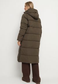 Born2be - Ciemnozielona Długa Pikowana Kurtka z Kapturem Acaltte. Typ kołnierza: kaptur. Kolekcja: plus size. Kolor: zielony. Materiał: jeans. Długość: długie. Sezon: zima. Styl: klasyczny #6