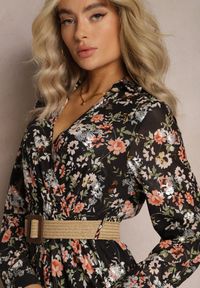 Renee - Czarna Sukienka Maxi z Plecionym Paskiem i Gumką w Talii w Kwiaty Elanisa. Kolor: czarny. Długość rękawa: długi rękaw. Wzór: kwiaty. Typ sukienki: kopertowe. Długość: maxi #3