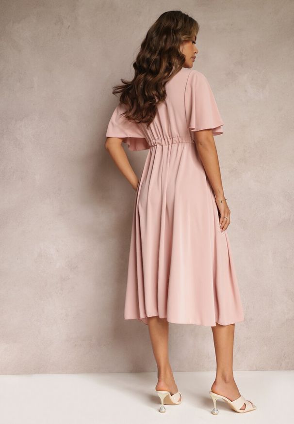 Renee - Ciemnoróżowa Sukienka z Gumką w Talii Krótkim Rękawem i Kopertowym Dekoltem Kelila. Kolor: różowy. Długość rękawa: krótki rękaw. Typ sukienki: kopertowe. Długość: midi